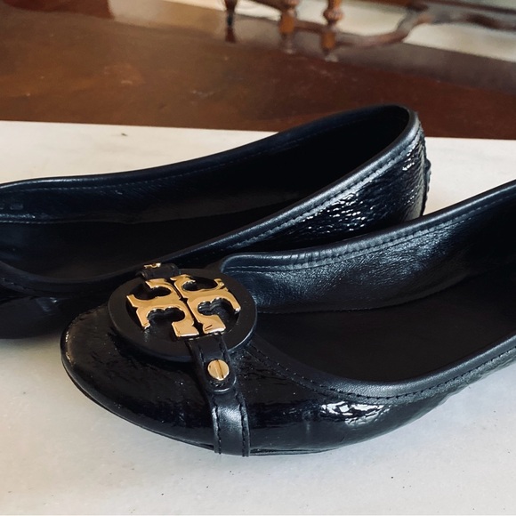 Black/Gold Tumbled Patent Tory Burch ballet flats in very good condition size 8. - Picture 2 of 7